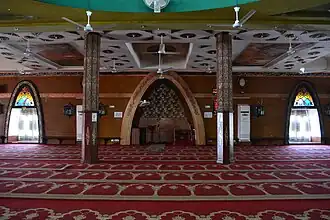 نماز کا ہال جس میں محراب اور منبر موجود ہیں.
