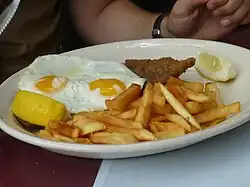 Milanesa, fried eggs and frech fries.