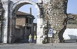 البوابة الرومانية الأثرية "ذات البلطة" (Baltalı Kapı)، الجهة الشرقية.