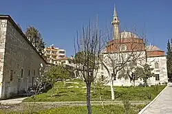 جامع "فيروز باشا" (Firuz Paşa) في "ميلاس "، لقطة من الحديقة.
