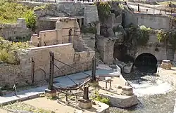 Remnants of some of the scores of flour mills built in مينيابوليس between 1850 and 1900. Note the underground Mill race that powered mills on the west side of the نهر المسيسيبي at St. Anthony Falls.