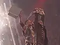 ذا ميز con la sua versione rotante del titolo che vide il logo WWE capovolto per formare la lettera M