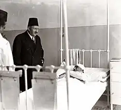 أثناء زيارته لأحد المرضى في مستشفى السكة الحديد بعد افتتاحها
