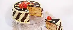 كعكة مع طبقات وحشوة وغطاء من كاسترد كريمة الزبدة.