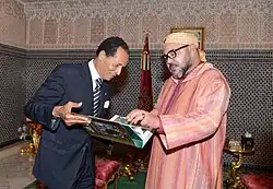 محمد مرادجي يقدم للملك محمد السادس كتابه؛ الملوك الثلاثة..التاريخ عبر الصورة سنة 2016