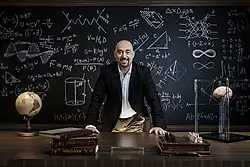 محمد قاسم في استوديو البرنامج التلفزيوني "العالمون"، يعرض البرنامج على قناة أبوظبي