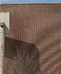 صورة لا تراعي مبرهنة الاستعيان. لاحظ التقوسات التي تبدو وكأنها موجودة على سقف المنزل