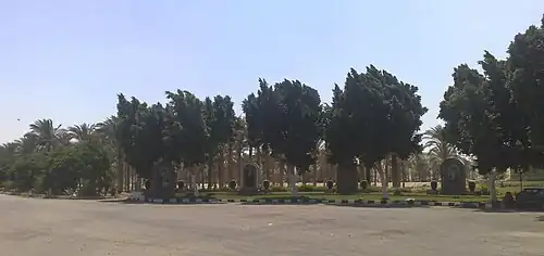 مدخل البوابة الأولى المؤدية إلى المزارع المحيطة بالدير، ومن ثم الدير نفسه بعد 2.2 كم.