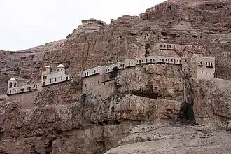 يقع الدير على المنحدرات المطلة على أريحا.