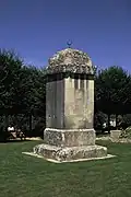 قبر عائلي لـ 25 فردًا من عائلة الأمير عبد القادر بحدائق قصر أومبواز الفرنسي إبان سجنه هناك (من بينهم إحدى زوجات الأمير، أخوه واثنان من أبنائه).