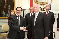 العثماني رفقة وزير الخارجية البريطاني ويليام هيغ، في 15 أبريل 2013.