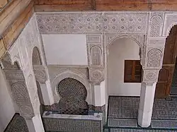 إحدى النوافير الموجودة في رواق فناء المنزل