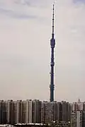 البرج بالمقارنة مع العمارات الشاهقة