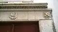 رموز تعلو مدخل الجامع.