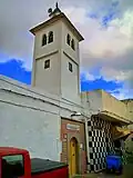 صورة لمدخل المسجد والمئذنة