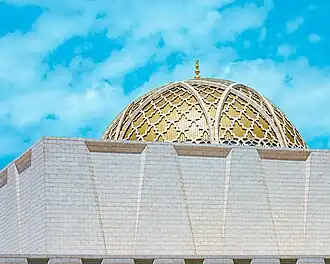 القبة الذهبية للجامع بقطر 50 متر