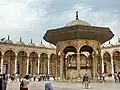 صحن المسجد المكشوف وتتوسطه الفسقية