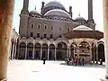 المسجد وصحنه المكشوف الذي تتوسطه الفسقية