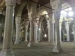 تظهر الصورة كثرة الأعمدة على الطراز الإسلامي.