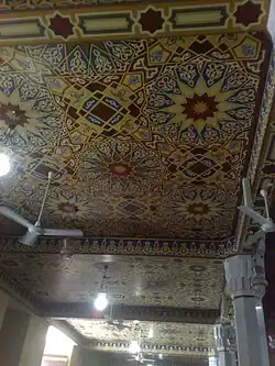 أشكال أخرى للسقف توجد بالقرب من أبواب المسجد.