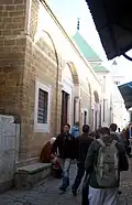 مدخل المسجد في شارع سيدي بن عروس بتونس العاصمة.