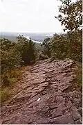 منظر من حواف جبل هوليوك الجنوبية على طول طريق Metacomet-Monadnock. ويظهر نهر كونيتيكت في الخلفية