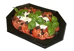 سلطة مُزَرلِّة وطماطم - سلطة إنجليزية
