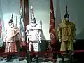 تماثيل داخل القصر