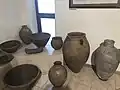 بعض الأواني الثراتية داخل أرضية المتحف