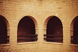 الممرات في ساحة المتحف.