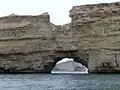 شواطئ ومنحدرات مسقط تجذب سياحيين من كل إنحاء العالم