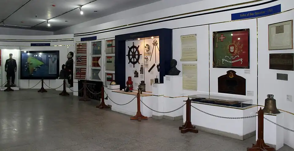 معرض أشياء متنوعة.