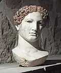 رأس من الرخام لإمرأة رومانية