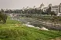 صورة للمبنى بمُحاذاة نهر موسي&nbsp;&nbsp;[لغات أخرى]‏.