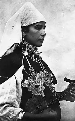امرأة من سوس تعزف الموسيقى