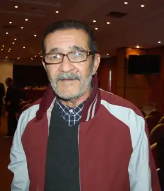 خطان أبيضان يمتدان من زوايا مستطيل أزرق يتقاطعان في منتصفه