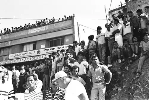 مظاهرة في أم الفحم عام 1984، ويظهر فرع البنك العربي الإسرائيلي على يسار الصورة.