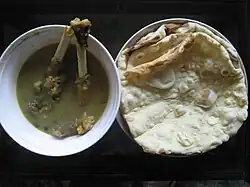 نان بيا مع حساء لحم الضأن في وجبة الإفطار في بورما (المعروفة أيضا بميانمار)