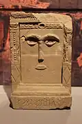 نبتة نبطية&nbsp; (حجر مقدس أو بلاطة حجرية)