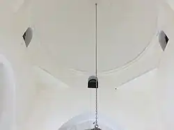 القبة التي تعلو المقام من الداخل