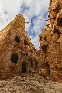 من وسط القصر