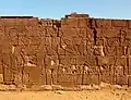 معبد أسد ناقا: ثلاثة رؤوس أباداماك مع أربعة أذرع.