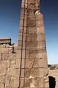 معبد الأسد في النقعة: أباداماك يمثله ثعبان ملفوف برأس الأسد.
