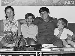 ناتان نير مع زوجته درورا وأبنائه، 1972