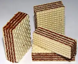 وافر رقاقة نابوليتانا (Neapolitan wafer)&nbsp;[الإنجليزية] محشوة بالشوكولاتة.
