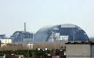الحاجز الأمن الجديد خلال الإنشاء في أبريل 2015.