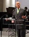 1999 winner Norman نورمان فوستر, يلقي خطابا خلف ليكتورن