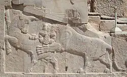 نقشٌ بارز لِأسدٍ وثورٍ يتقاتلان في پرسپولیس - وهو رمزٌ تمَّ تفسيره بِعدَّة طُرق، فاعتُبر إحدى رُموز النيروز (رأس السنة الفارسيَّة) - وهو يوم الاعتدال الربيعي حيثُ أنَّ قُوَّة الثور (الذي يُمثِّل الأرض)، والأسد (الذي يُمثِّل الشمس)، تبقى مُتساوية إلى الأبد.