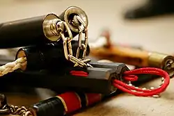 صورة تم التقاطها عن قُرب للكونتوه (الجزء الأعلى) من اثنين من الننشاكو تيبن الكوساري (سلسلة) لأحدهما والأخرى تبين الهيمو (الحبل) والآنا (الفتحة) التي يمر من خلالها الهيمو.