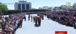 الجنود يحملون نعش شيرين أبو عاقلة في الجنازة الرسمية من مقر الرئاسة الفلسطينية.